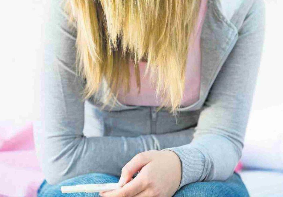 Eine Frau mit einem Schwangerschaftstest. Bild: Getty