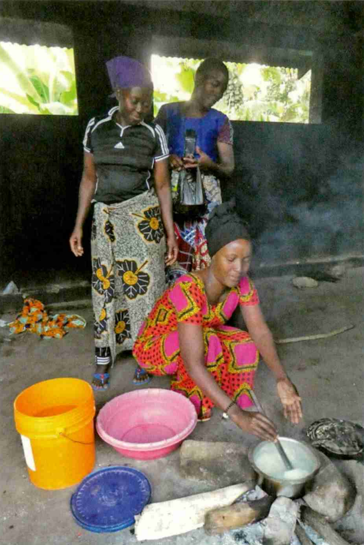 Frauen beim Kochen für hospitalisierte Angehörige