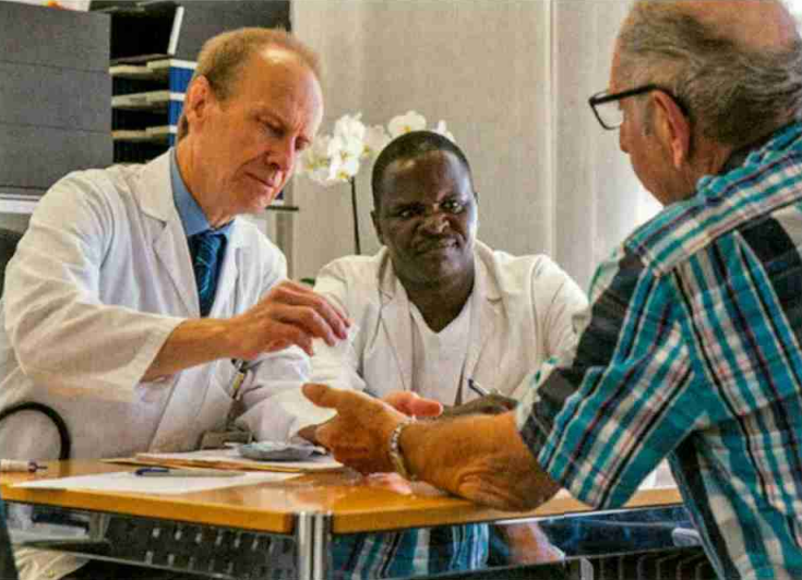 Christoph Henzen und Dr. Lusekelö in der Diabetologie-Sprechstunde des LUKS.