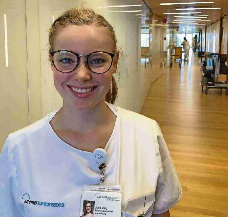 Julia Ming in den Gängen des Luzerner Kantonsspitals. Hier hat sie ihre Ausbildung zur Fachfrau Gesundheit absolviert. 