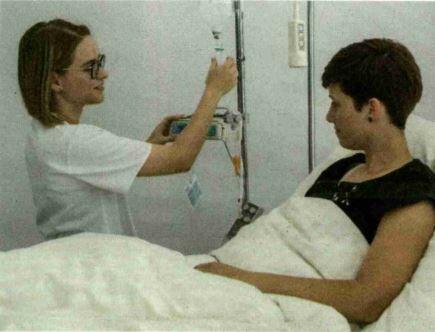Celine Hess beim Anhängen einer Infusion