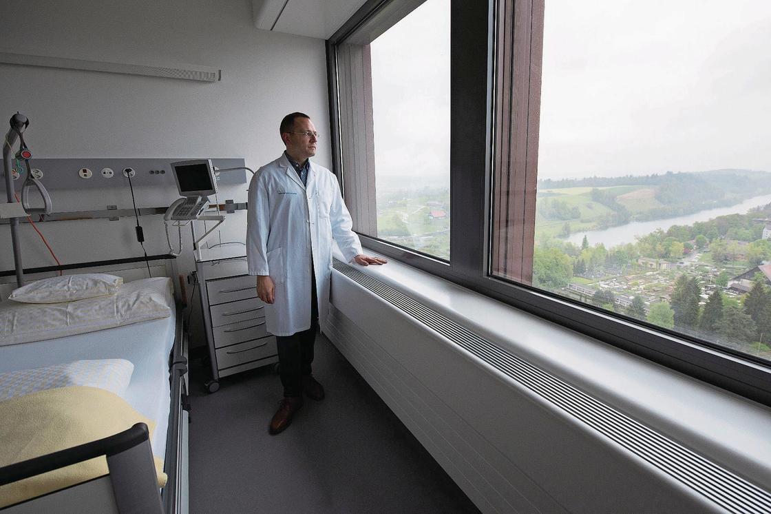 Beat Müller, Leiter der Abteilung Palliative Care, in einem Abteilungszimmer des Luzerner Kantonsspitals. (Bild: Dominik Wunderli (Luzern, 27. April 2017))