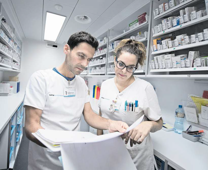 Beat Sonderegger bespricht mit Daniela Melo die Antibiotikabehandlung eines Patienten. Bild: Pius Amrein (Luzern, 23. Oktober 2017)