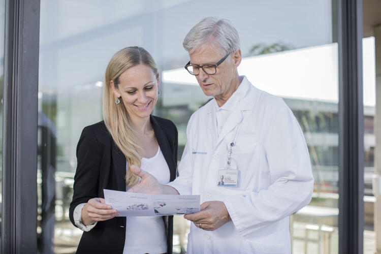 Fabienne Schmid, Leiterin Skills Lab, und Prof. Dr. med. Reto Babst, Chefarzt Unfallchirurgie