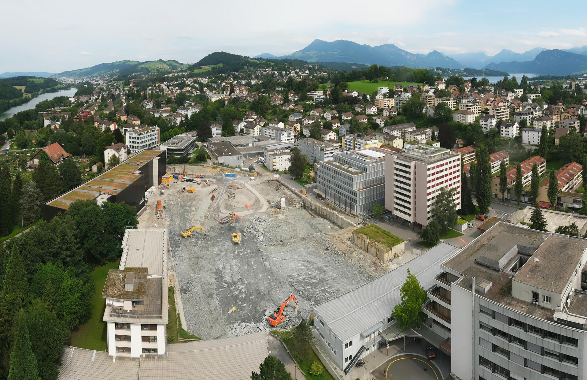 Blick auf die Baugrube vom Dach des Spitalzentrums
