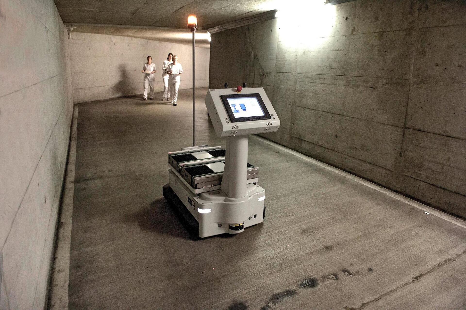 Im Kantonsspital macht ein Pilotprojekt mit einem Roboter der medizinische Verbauchsartikel transportiert und verteilt. VM (Bild: Nadia Schärli / LZ)