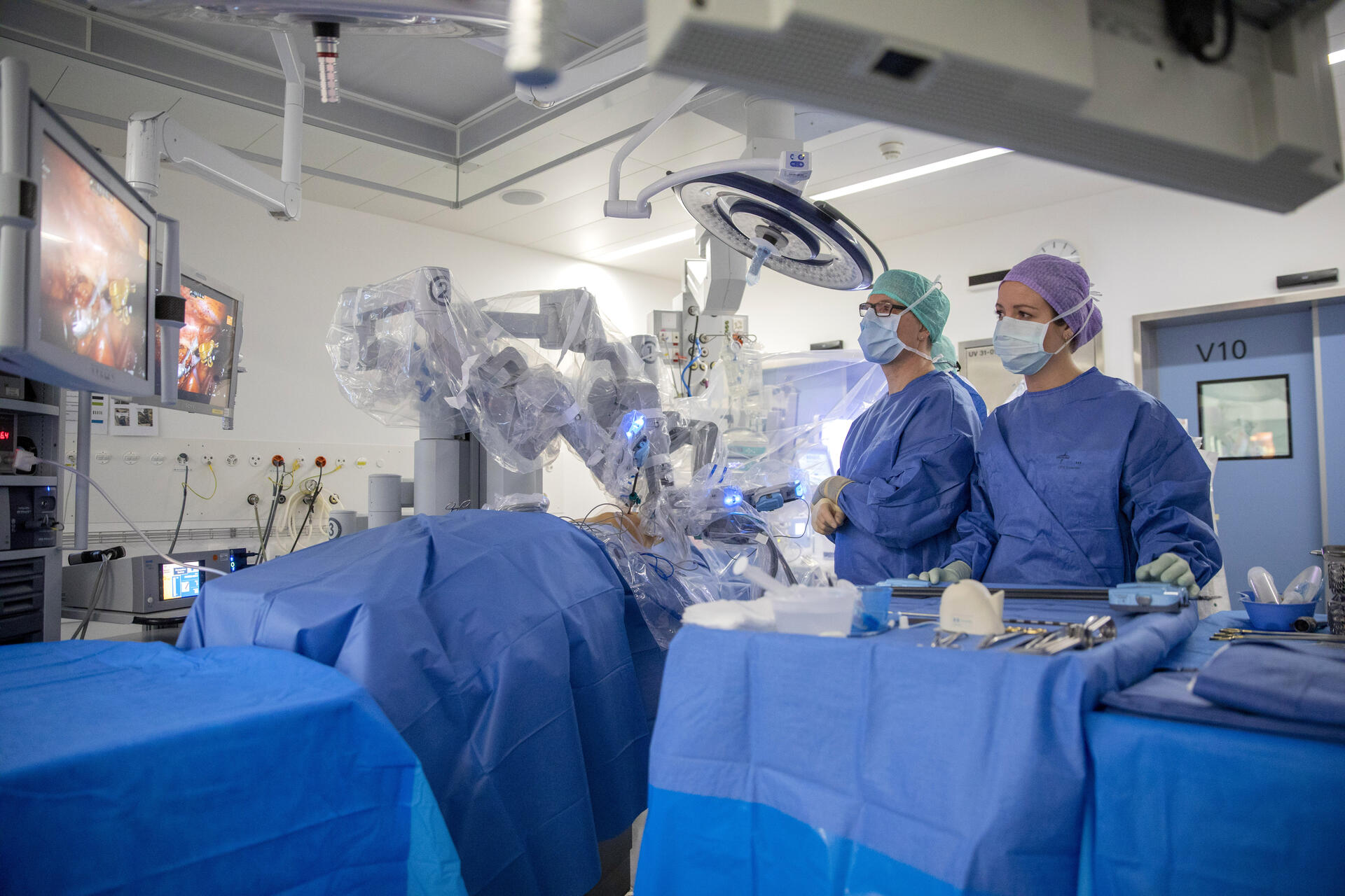 Bei einer Roboter-Operation bietet eine Konsole den Blick auf ein zehnfach vergrössertes dreidimensionales Bild des Operationsgebiets.