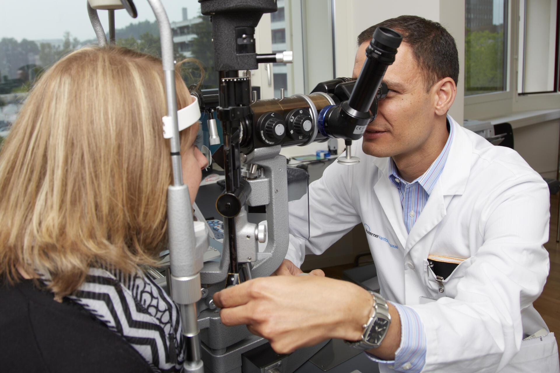 augenarzt-philipp-baenninger-mit-patientin