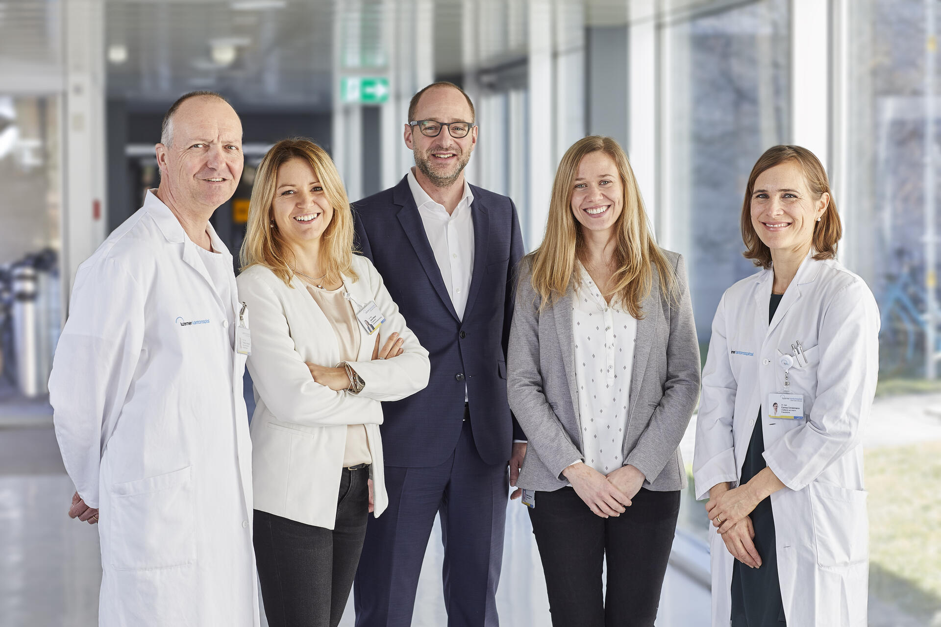 Prof. Dr. med. Thomas J. Neuhaus, Departementsleiter Kinderspital, und Dr. med. Corina Christmann, Chefärztin ad interim / Co-Leiterin der Frauen- klinik, freuen sich gemeinsam mit den Projektverantwortlichen auf den Neubau. Von links: Prof. Dr. med. Thomas J. Neuhaus, Janet Weber, Roland Schwilch, Isabelle Odermatt, Dr. med. Corina Christmann.
