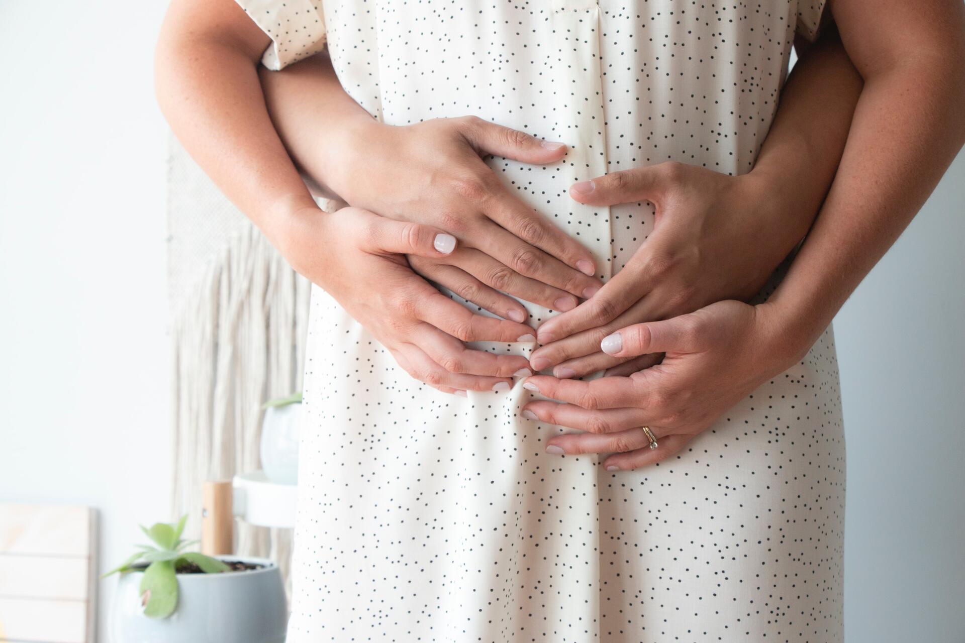 Hände auf dem Babybauch