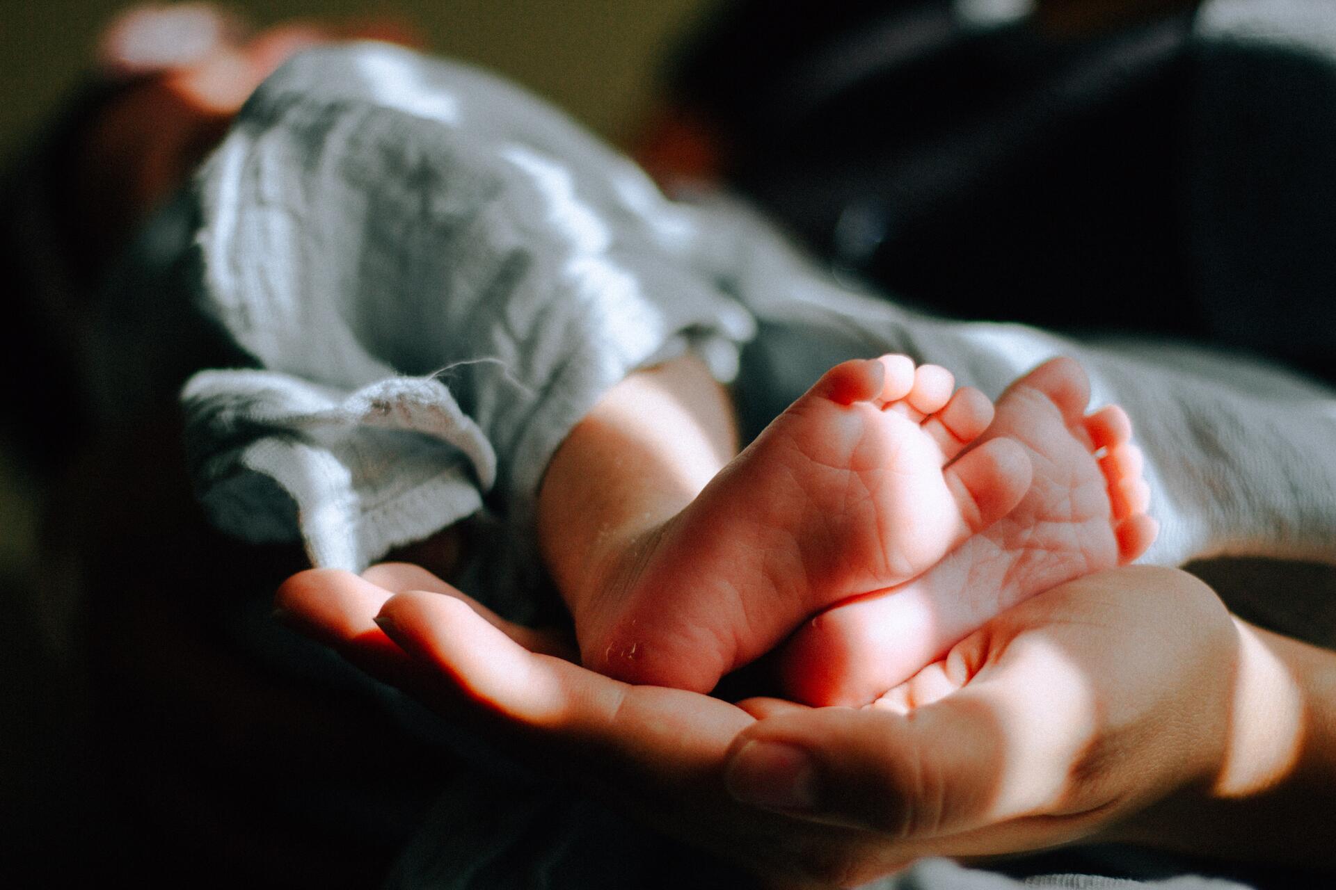 Babyfüsse in Händen