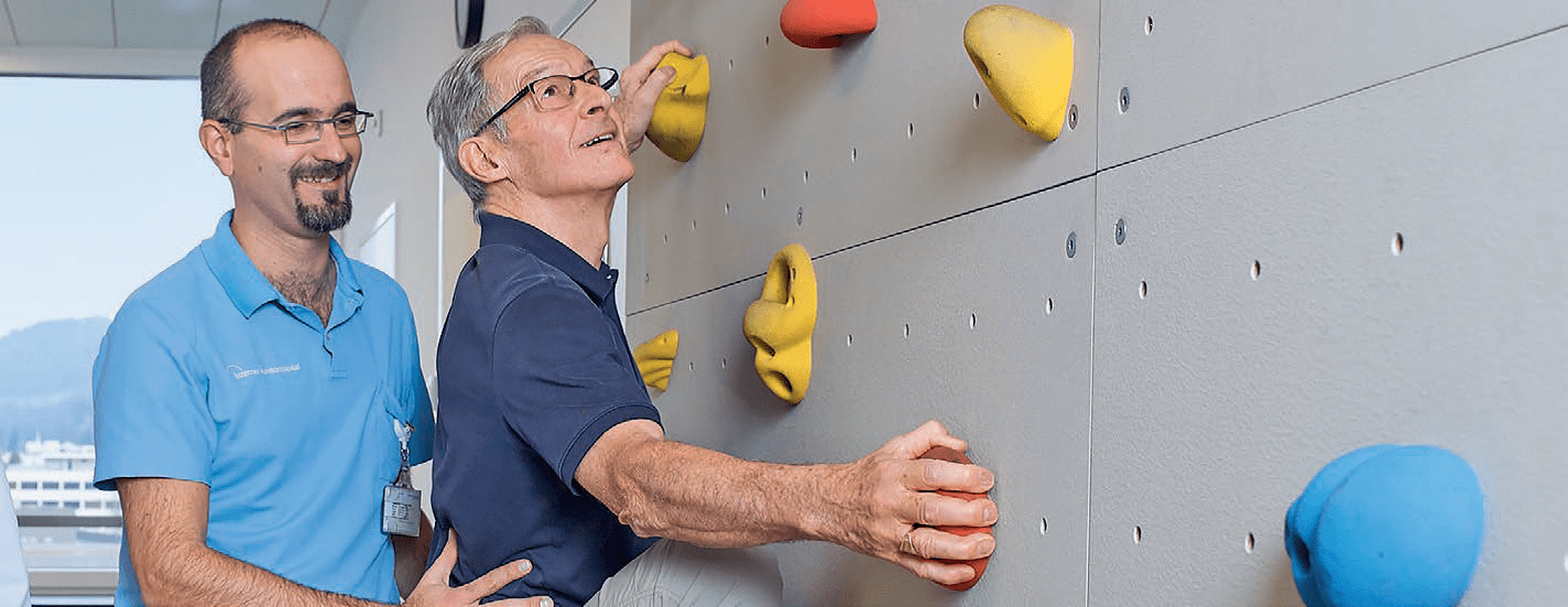 PD Dr. phil. Tim Vanbellingen, Leiter motorische Therapien, mit Patient