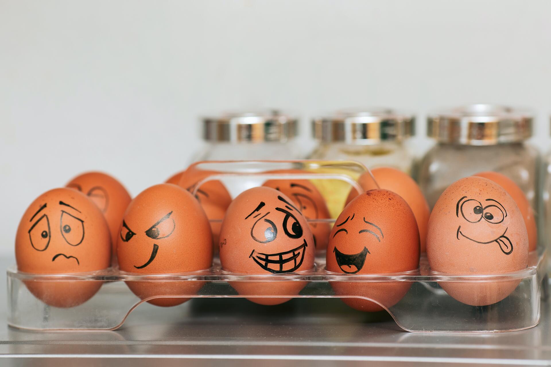Eier mit Grimassen