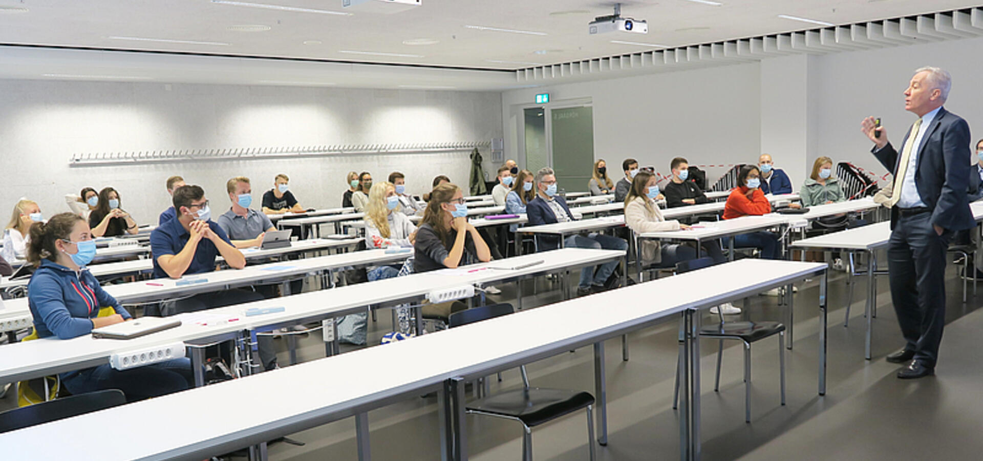 Der Rektor der Universität Luzern, Bruno Staffelbach, begrüsst die Studierenden des Joint Master Medizin.