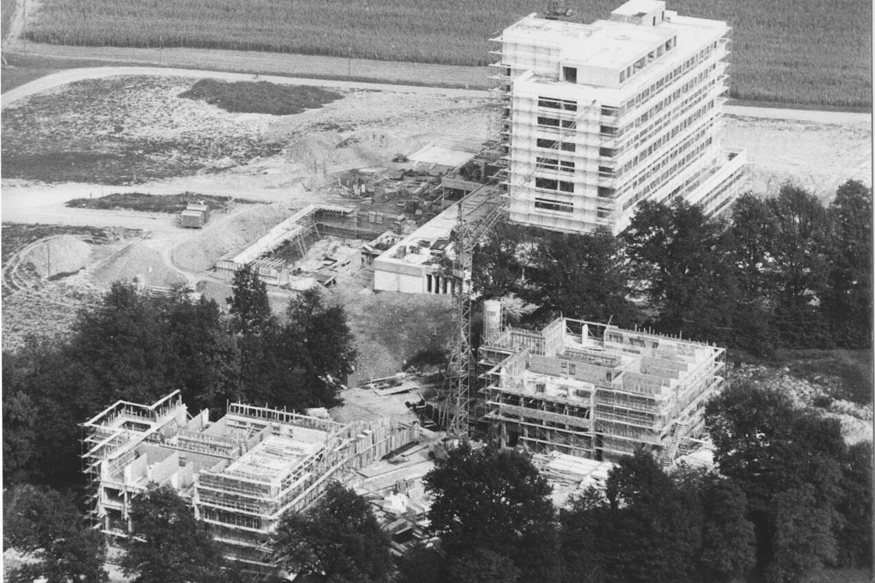 Das Spital Wolhusen und die zwei Personalhäuser im Bau. Aufnahme aus dem Jahr 1970.