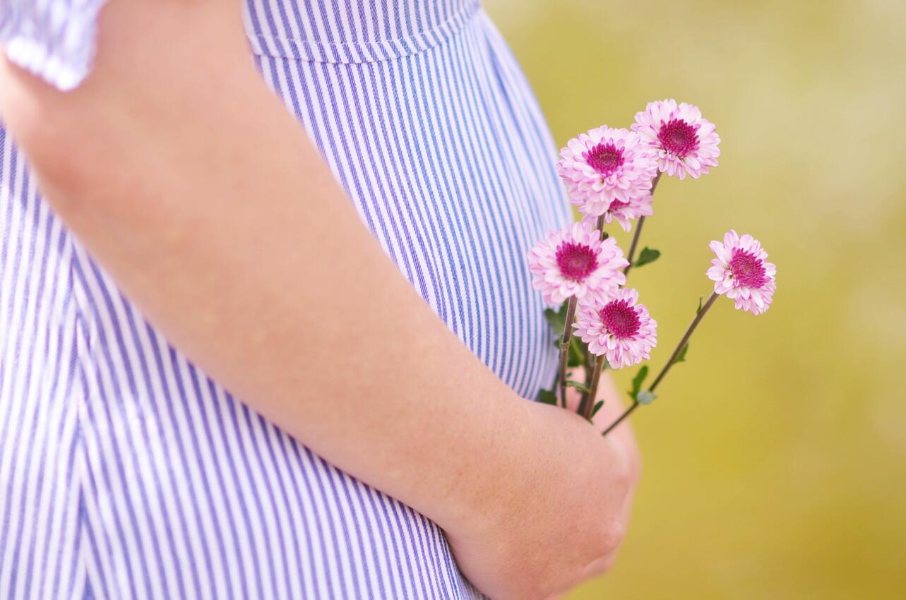 Bauch mit Blumen