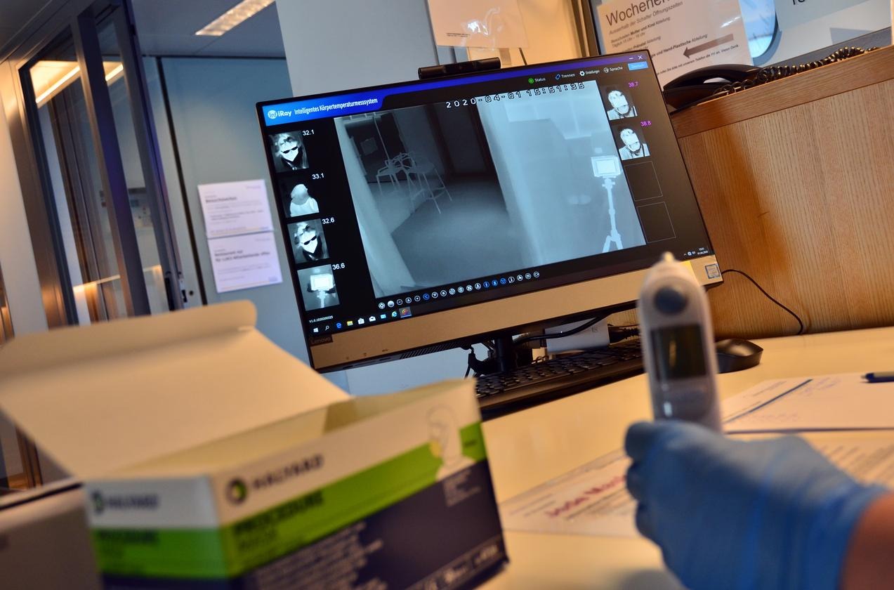 Wärmebildkamera beim Eingang der Frauenklinik Luzern Wärmebildkamera beim Eingang der Frauenklinik Luzern