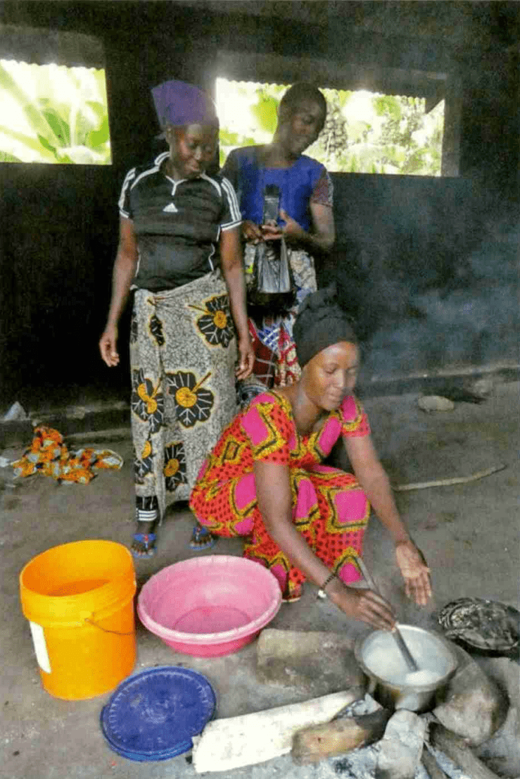 Frauen beim Kochen für hospitalisierte Angehörige Frauen beim Kochen für hospitalisierte Angehörige