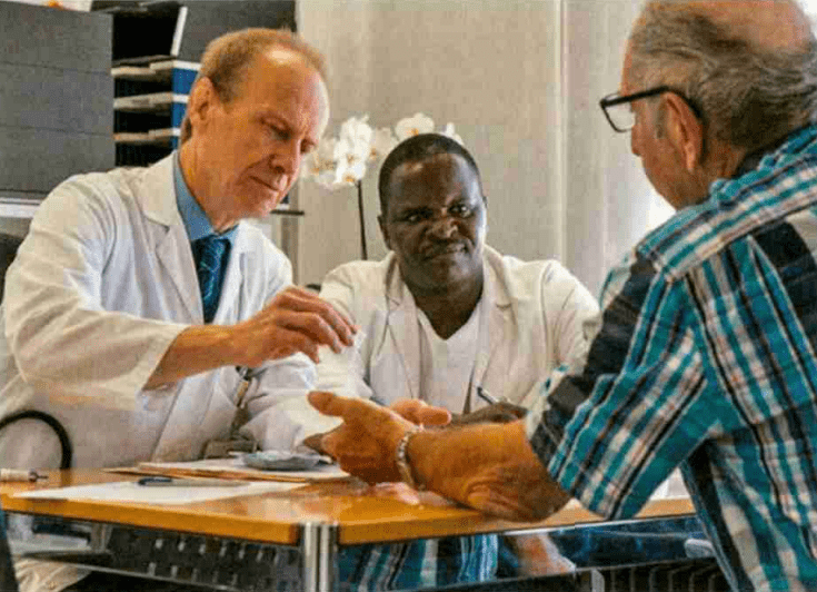 Christoph Henzen und Dr. Lusekelö in der Diabetologie-Sprechstunde des LUKS. Christoph Henzen und Dr. Lusekelö in der Diabetologie-Sprechstunde des LUKS.