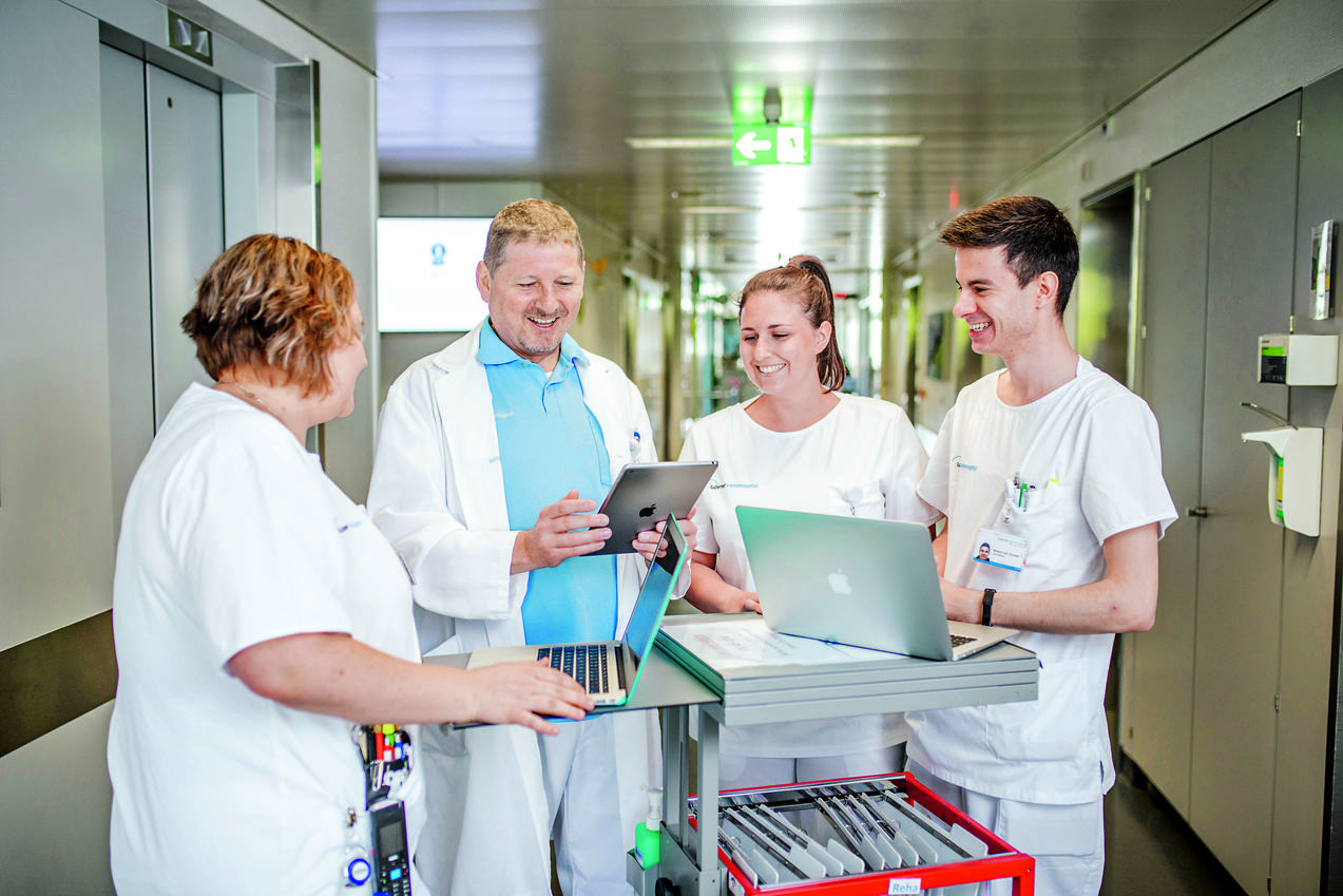 Von links: Sarah Peter, Pflegefachfrau HF; Dr. med. Udo Hartl, Leiter Rehazentrum, Standort Wolhusen; Sarah Wernas, Pflegefachfrau HF in Ausbildung; Simon von Gunten, Assistenzarzt Rehazentrum Von links: Sarah Peter, Pflegefachfrau HF; Dr. med. Udo Hartl, Leiter Rehazentrum, Standort Wolhusen; Sarah Wernas, Pflegefachfrau HF in Ausbildung; Simon von Gunten, Assistenzarzt Rehazentrum