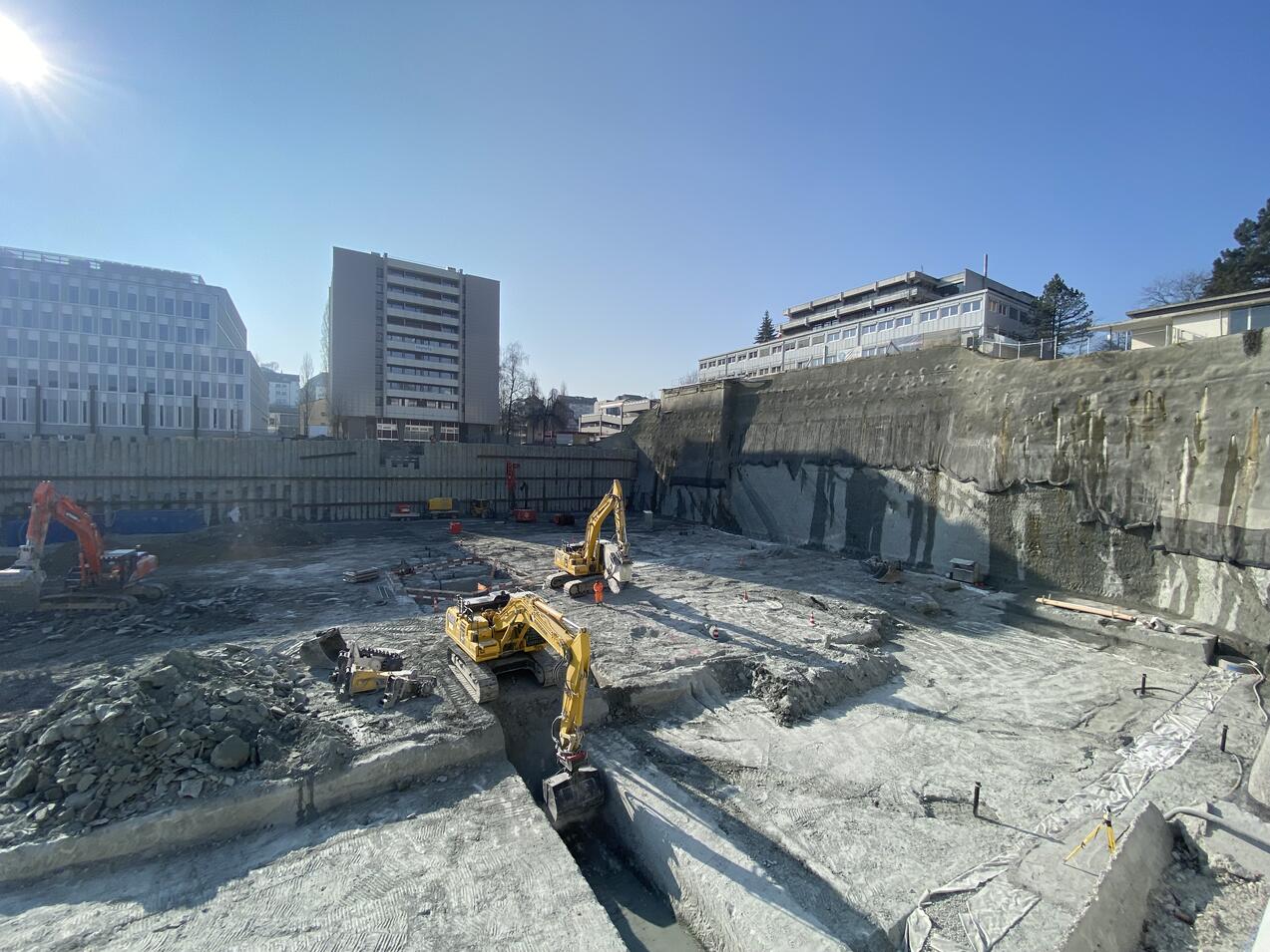 Blick in die Baugrube für den Neubau Kinderspital/Frauenklinik am Standort Luzern. Der Aushub ist grösstenteils abgeschlossen, mit den Erdsonden-Bohrungen wurde begonnen.