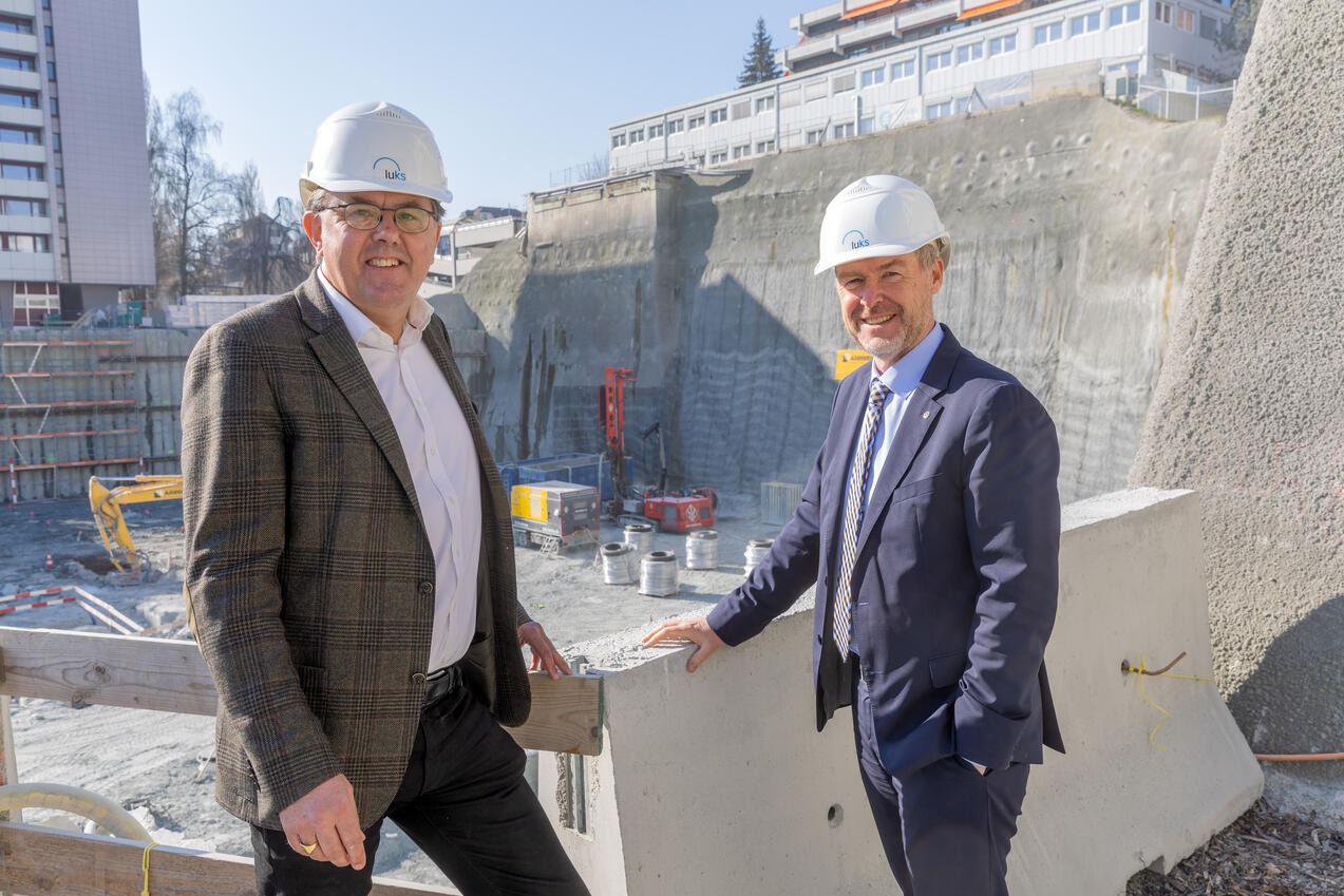 Peter Schilliger (l.), Vizepräsident des Verwaltungsrats, und Benno Fuchs, CEO und Vorsitzender der Geschäftsleitung, bei der Besichtigung der Baugrube in Luzern.
