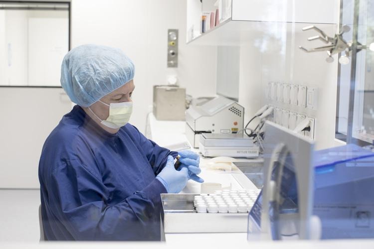 Einzelne Arbeiten verlangen spezielle Arbeitskleidung. Einzelne Arbeiten verlangen spezielle Arbeitskleidung.