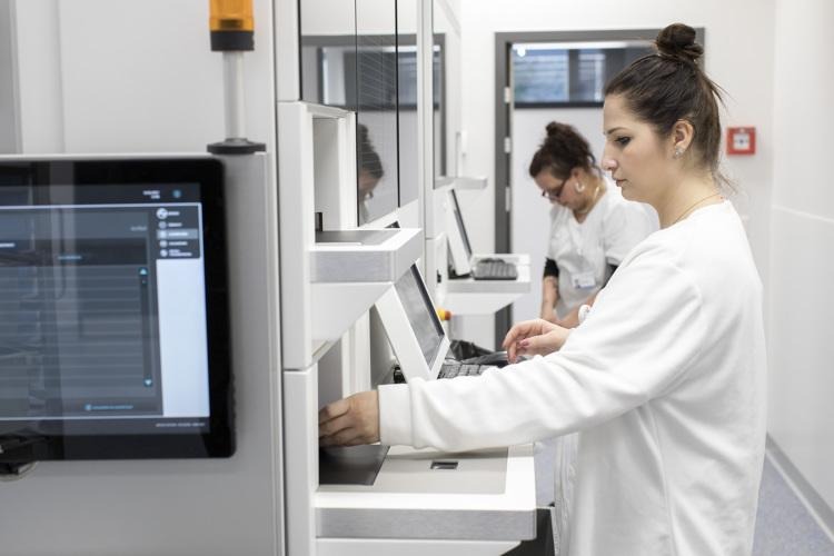 Die neuen Arbeitsplätze unterstützen die Arbeitsabläufe optimal und die Mitarbeitenden können rasch und effizient handeln. Die neuen Arbeitsplätze unterstützen die Arbeitsabläufe optimal und die Mitarbeitenden können rasch und effizient handeln.