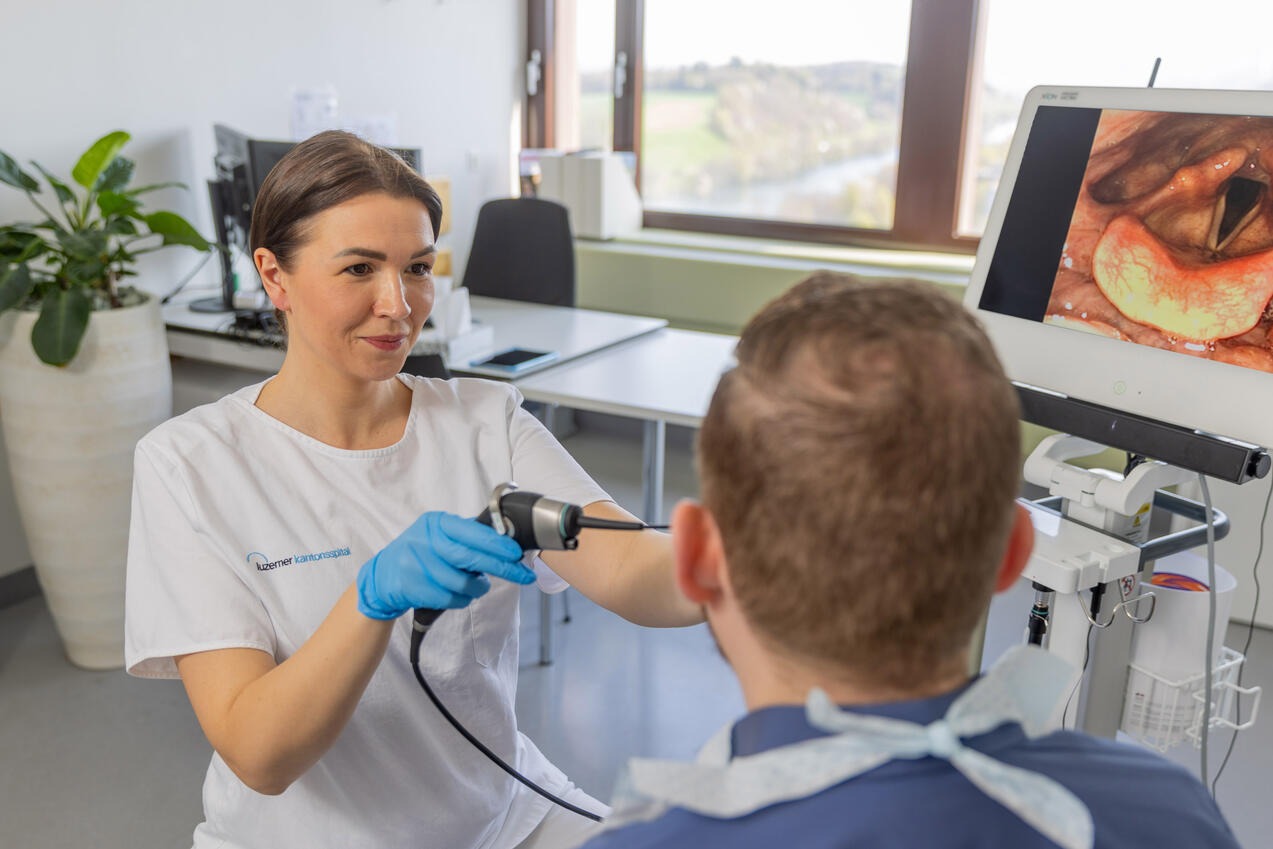 Jana Jungblut führt eine flexible endoskopische Evaluation des Schluckens (FEES) durch. Jana Jungblut führt eine flexible endoskopische Evaluation des Schluckens (FEES) durch.