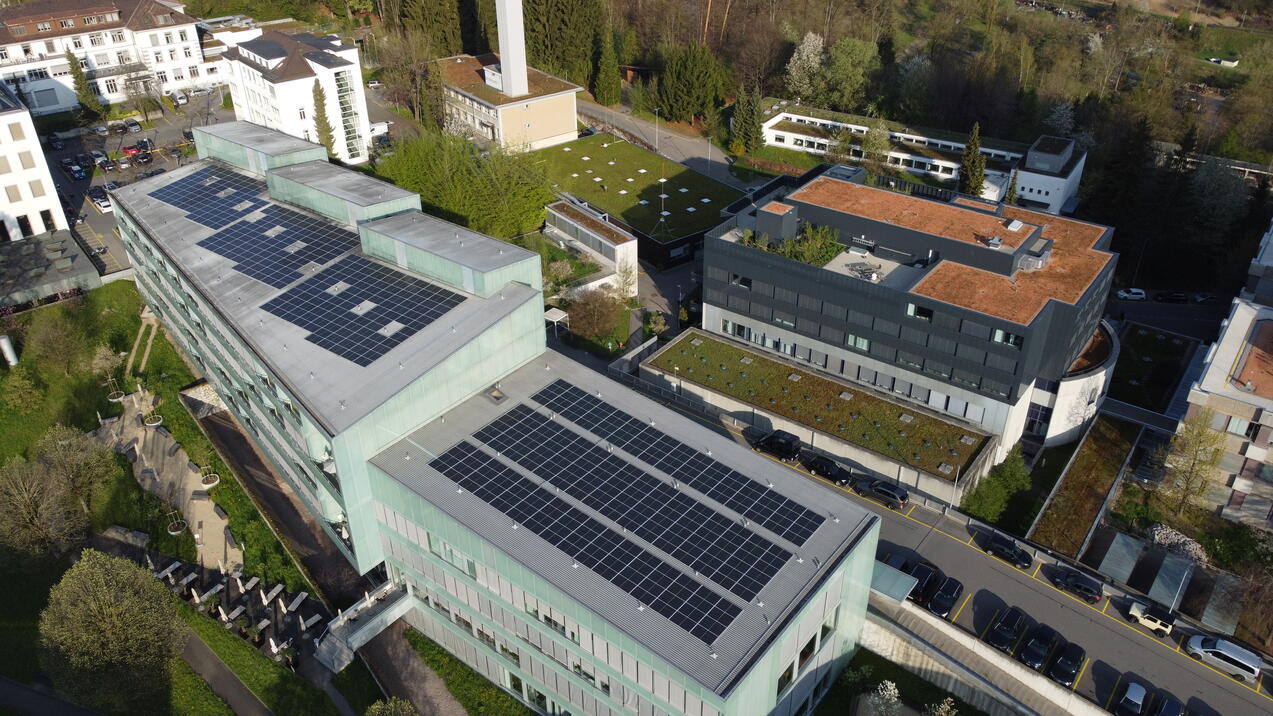 Die neue Photovoltaik-Anlage auf dem Dach der Frauenklinik.