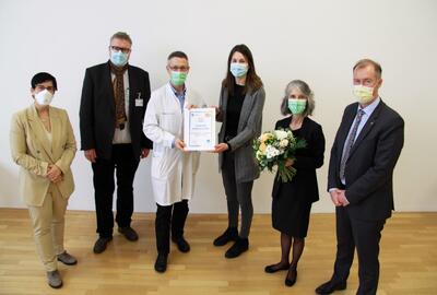 Die Verantwortlichen des LUKS freuen sich bei der Zertifikatsübergabe des Forums Tabakprävention in Ge-sundheitsinstitutionen Schweiz.