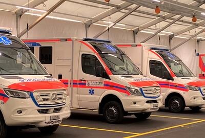 Die Ambulanzen im Innern der neuen Fahrzeughalle des Rettungsdienstes.