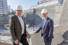 Peter Schilliger (l.), Vizepräsident des Verwaltungsrats, und Benno Fuchs, CEO und Vorsitzender der Geschäftsleitung, bei der Besichtigung der Baugrube in Luzern.