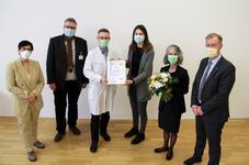 Die Verantwortlichen des LUKS freuen sich bei der Zertifikatsübergabe des Forums Tabakprävention in Ge-sundheitsinstitutionen Schweiz.