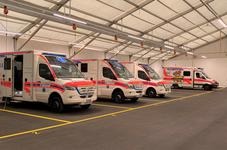 Die Ambulanzen im Innern der neuen Fahrzeughalle des Rettungsdienstes.