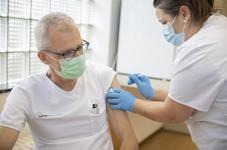 Dr. med. Marco Rossi, Chefarzt Infektiologie des LUKS, lässt sich gegen Covid-19 impfen.